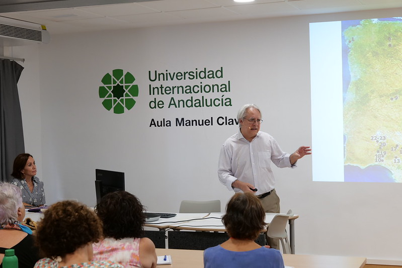 El historiador y escritor Andrés Nadal durante su ponencia en el curso de verano