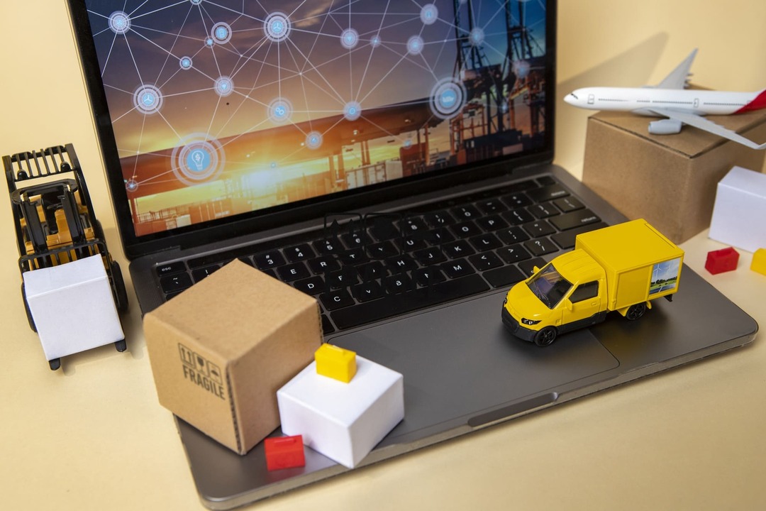 Imagen representativa de las nuevas tendencias en logistica en 2025, que incluye un ordenador, un camión, un avion... miniatura de todos los elementos clave de estas tendencias.