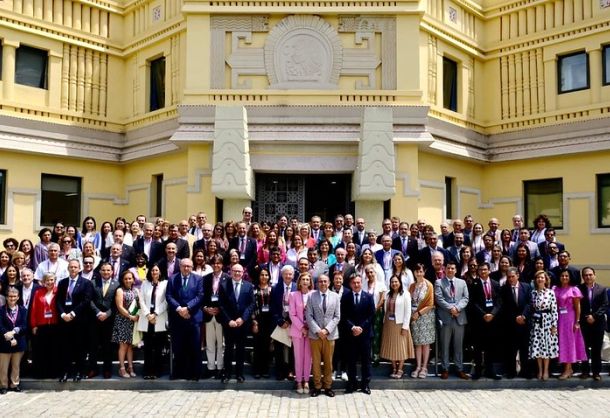 Foto de familia de la asamblea general de la AUIP, , , , , , , , , Foto de familia de los docentes del MAES que han participado en el taller
