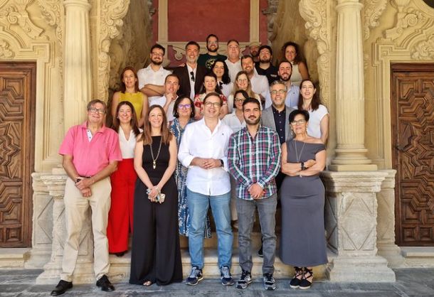 , , , , , , , , Representación del flamenco como tradición cultural andaluza, con bailaora, guitarrista y público en un patio andaluz., 